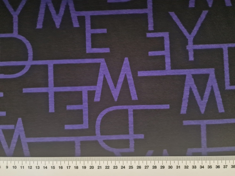 Jacquard Strickstoff Buchstaben, violett/schwarz